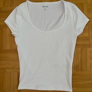 Hollister Women's Classic White Short Sleeve Ribbed Scoop Neck Tee (Size XS)